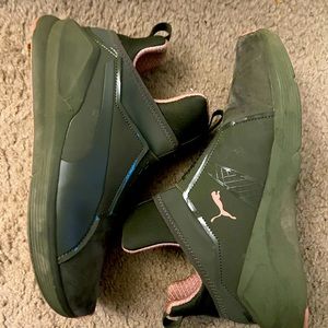 Size 10 Puma women’s athletic shoes